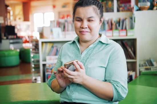 woman using smart phone with voice accessibility